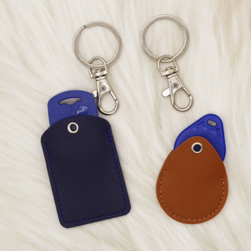 ที่ใส่บัตรหนังพร้อมพวงกุญแจ ป้ - Chain Lock Combination บทวิจารณ์และราคา